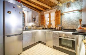 cocina con nevera grande de acero inoxidable en Impresionante casa molino, en Benadalid