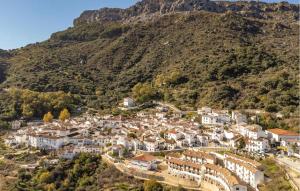 una vista aérea de un pueblo en una montaña en Impresionante casa molino, en Benadalid 12 fotos más
