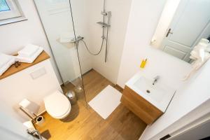un bagno con doccia, WC e lavandino di Off-Site Stay  Altre 19 foto