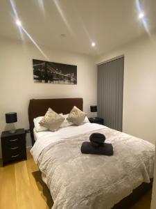 Llit o llits en una habitació de Stunning Apartment - O2 Arena!