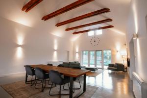 una sala da pranzo con tavolo e sedie in legno di Off-Site Stay 