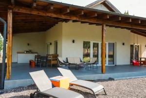 patio coperto con tavolo e sedie di Off-Site Stay 