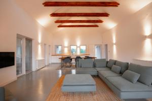 un soggiorno con un divano e un tavolo di Off-Site Stay 