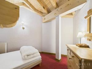 een kamer met een bed, een tafel en een bureau bij Chalet 4 pièces centre station, parking inclus - FR-1-398-591 in La Rosière