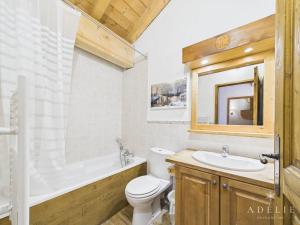 een badkamer met toilet, bad en wastafel bij Chalet 4 pièces centre station, parking inclus - FR-1-398-591 in La Rosière +12 foto's