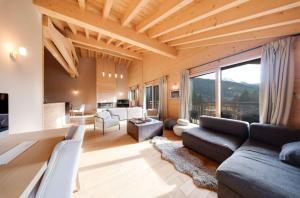 O zonă de relaxare la Top Floor Alpine Chalet Apartment in Grillon