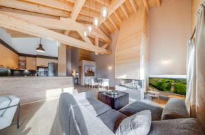 O zonă de relaxare la Top Floor Alpine Chalet Apartment in Grillon