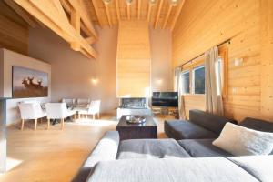 Un televizor și/sau centru de divertisment la Top Floor Alpine Chalet Apartment in Grillon