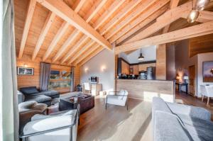 O zonă de relaxare la Top Floor Alpine Chalet Apartment in Grillon +26 fotografii