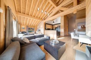 O zonă de relaxare la Top Floor Alpine Chalet Apartment in Grillon