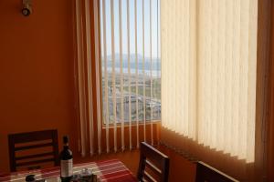 a window in a room with a table and a bottle of wine at Vilagar Propiedades in La Serena