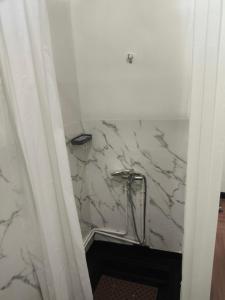 a bathroom with a marble shower with a curtain at Studio chambre salon cuisine in Dakar