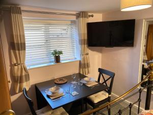 Cygnet Studio في Dingestow: طاولة طعام مع كراسي ونافذة