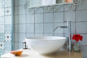 Olive Cottage في Petrátika: حمام مع حوض أبيض على منضدة +24 صورة