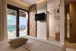 una camera da letto con un letto con vista sull'oceano di Melitina a Sitia