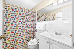 een badkamer met toilet en douchegordijn bij Sun Baker II South in Anna Maria Island +34 foto's