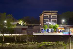 a building at night with a street light at Cobertura Jacuzzi e Area Gourmet Sao Judas in Divinópolis