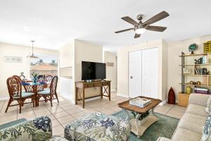 een woonkamer met een bank en een tafel bij Sun Baker II South in Anna Maria Island