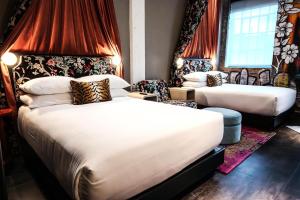 Postel nebo postele na pokoji v ubytování The Radical Asheville, Tapestry Collection by Hilton