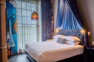 Postel nebo postele na pokoji v ubytování The Radical Asheville, Tapestry Collection by Hilton