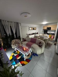 イルキルシュ・グラフェンスタデンにあるApparemment 3 pièce Strasbourg Ilkirch graffenstadenのソファとテーブルのあるリビングルーム