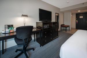 TV a/nebo společenská místnost v ubytování Coast Nisku Inn & Conference Centre