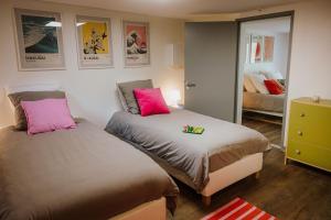 Postel nebo postele na pokoji v ubytování Appartement rétro nature avec jardin 15 min Toulouse centre