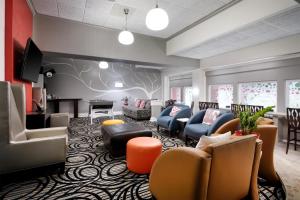 a large living room with couches and chairs at Aiden Austin City Hotel in Austin