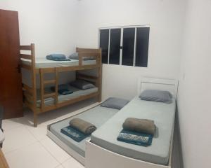 a room with two bunk beds and a shelf at Casa completa para ate 10 pessoas in Campo Novo do Parecis