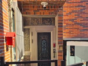 Facaden eller indgangen til Bomstay in Choryang