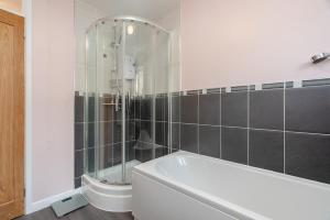 Et badeværelse på Moorland Bungalow Central Clitheroe + 17 billeder