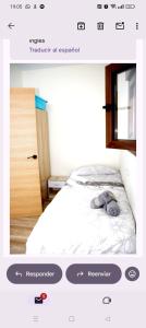 Refugio tranquilo cerca de las piscinas في كانديليدا: غرفة نوم بسرير أبيض ونافذة