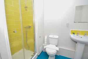 ein Badezimmer mit Dusche, Toilette und Waschbecken in der Unterkunft Convenient Budget Studio in Central Sheffield in Midland