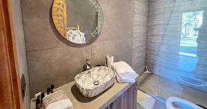 um banheiro com pia e espelho em Maison d'Hotes Oasis Marrakech Route dOuarzazate em Oulad Akkou mais 31 fotografias