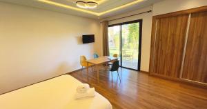 um quarto com uma cama, uma escrivaninha e uma mesa em Maison d'Hotes Oasis Marrakech Route dOuarzazate em Oulad Akkou