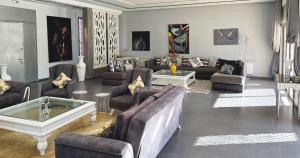 una amplia sala de estar con sofás y una mesa en Maison d'Hotes Oasis Marrakech Route dOuarzazate, en Oulad Akkou 31 fotos más