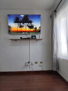 Una habitación con un televisor de pantalla plana en una pared. en Casa para Vacaciones o estancia de trabajo para 4 -5 personas, en Chihuahua