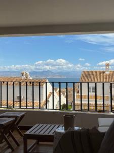 una vista del océano desde un balcón en Casa Mediterránea Gran Alacant, en Gran Alacant