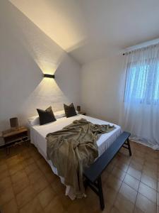 Un dormitorio con una cama blanca grande y una ventana en Casa Mediterránea Gran Alacant, en Gran Alacant