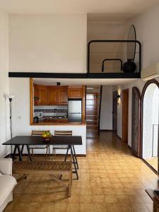 sala de estar y cocina con cama elevada en Casa Mediterránea Gran Alacant, en Gran Alacant 5 fotos más