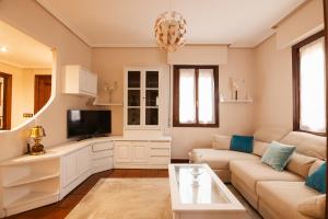 Et tv og/eller underholdning på Chalet relax con piscina en La Rioja