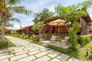 Suchanan Resort Rayong في بان تشانغ: منزل مع حديقة وفناء