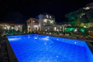 Swimmingpoolen hos eller tæt på Geroulios Kastro Villas I "Free" Heated Pools & Seaview