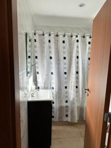 Siempre Verde في تانديل: حمام مع حوض وستارة دش بيضاء