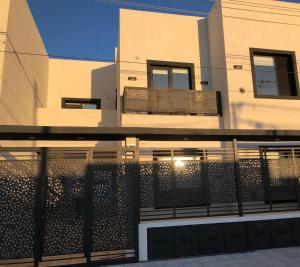 Siempre Verde في تانديل: مبنى امامه سياج