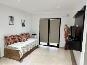 Siempre Verde في تانديل: غرفة نوم بسرير ومخدات وتلفزيون