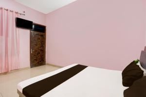 En eller flere senge i et værelse på Hotel O Highway 34 Hotel