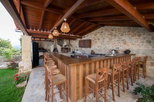 Billede fra billedgalleriet på Geroulios Kastro Villas I "Free" Heated Pools & Seaview i Vatoudhiáris + 101 billeder