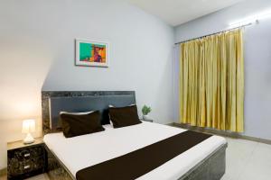 En eller flere senge i et værelse på Hotel O Highway 34 Hotel + 21 billeder