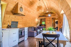 een keuken en woonkamer van een tiny house bij POD'Stress Nature et Tranquilité in Saint-Alexis-des-Monts